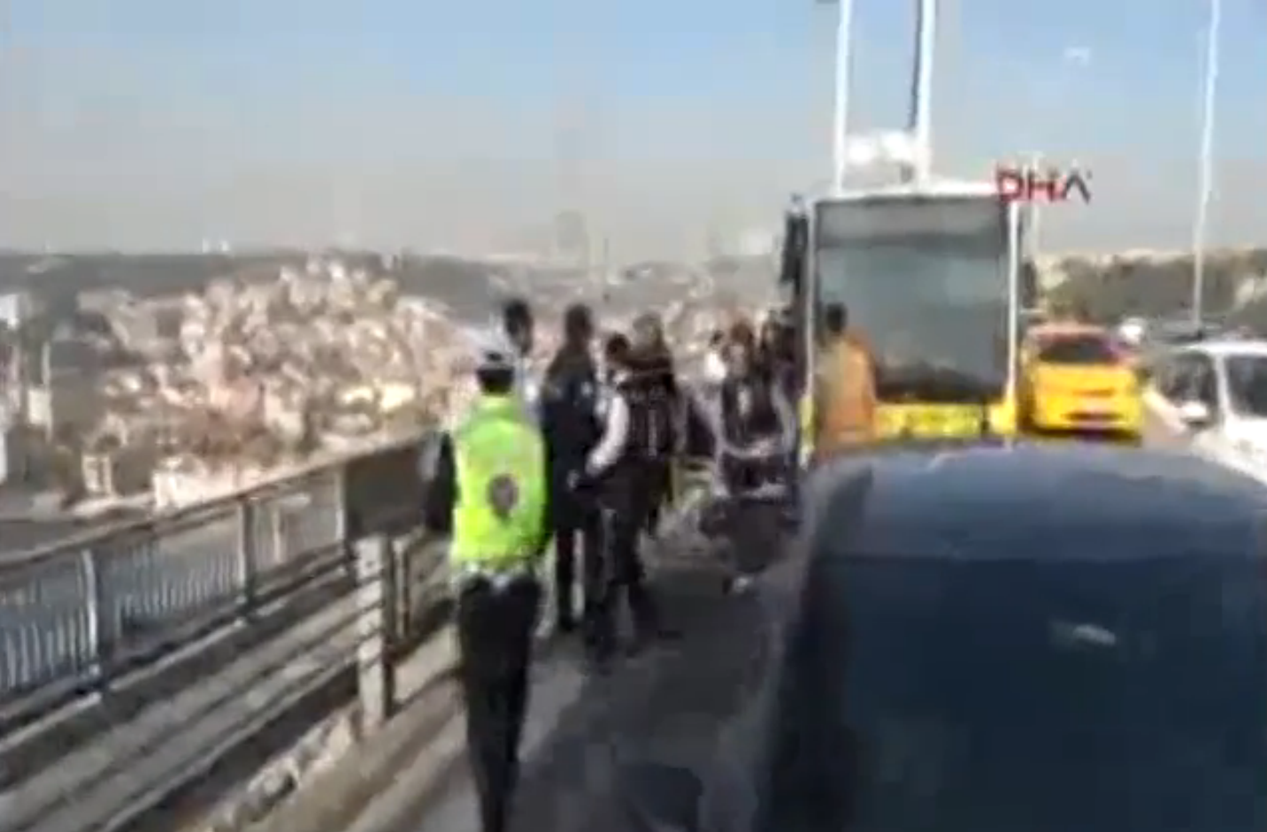 İstanbul'da metrobüs kazası 5 yaralı - Resim: 0
