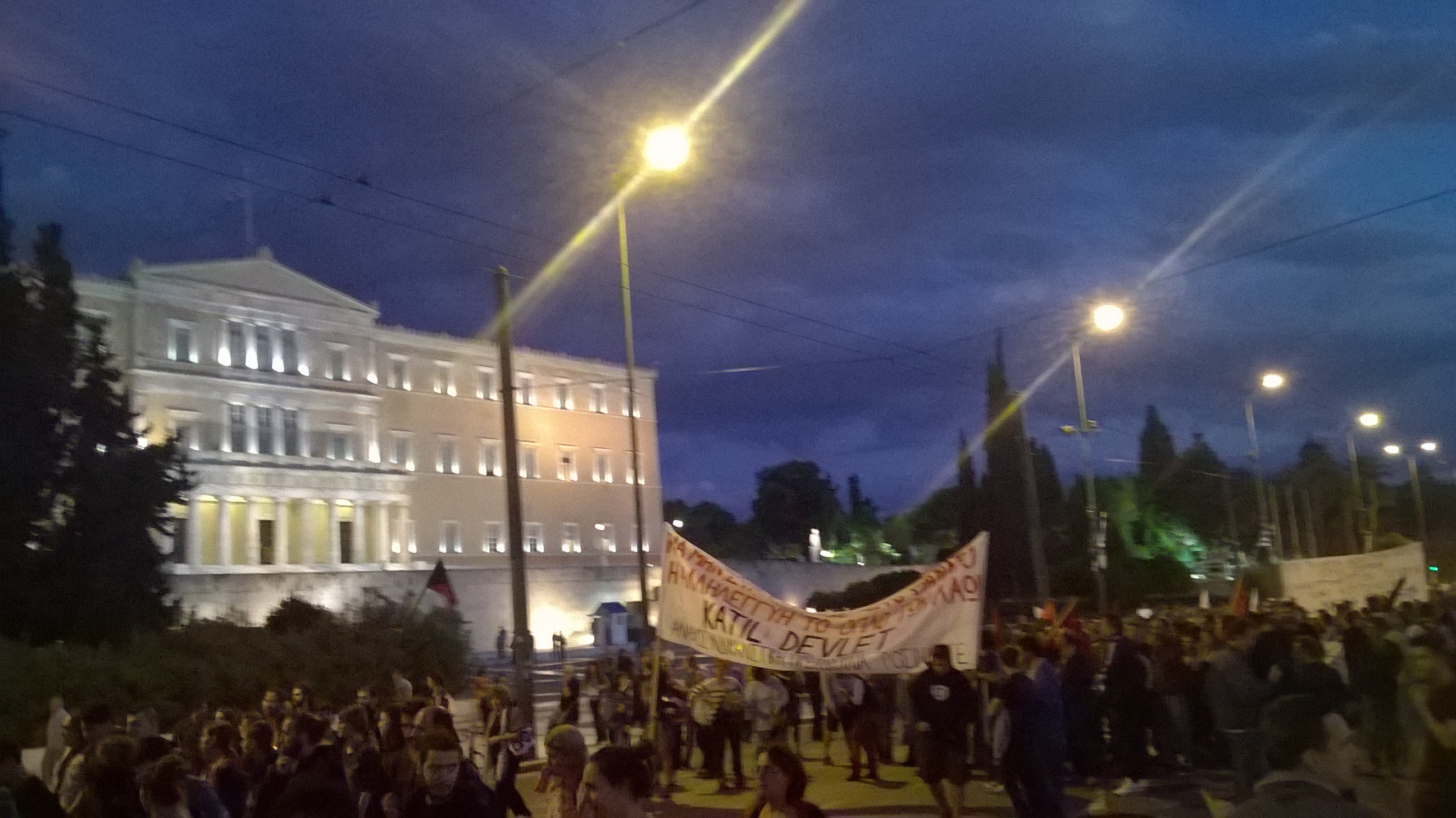 Yunanistan'ın başkenti Atina'da Ankara'daki bombalı saldırı protesto edildi
