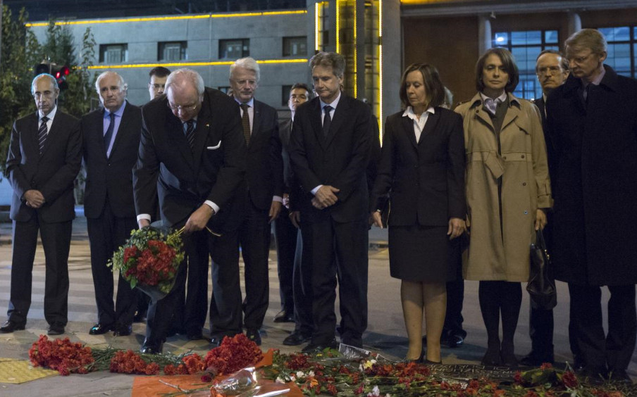 Ölenlerin anısına 97 karanfil bıraktılar - Resim: 0