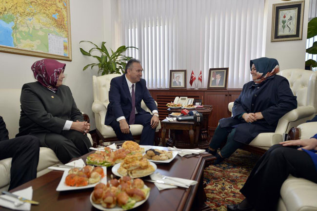 Vali ve bakanın görüşmesinde dikkat çeken ayrıntı - Resim: 1