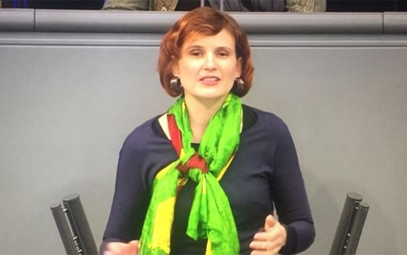 Afrin gündemiyle toplanan Almanya Parlamentosu skandal görüntülere sahne oldu. Alman vekiller boyunlarına PKK paçavraları asarak, Zeytin Dalı harekatının bir an önce durdurulmasını istedi. ile ilgili görsel sonucu