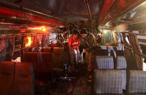 Halk otobüsünde bomba! Onlarca ölü ve yaralı var! - Resim: 1