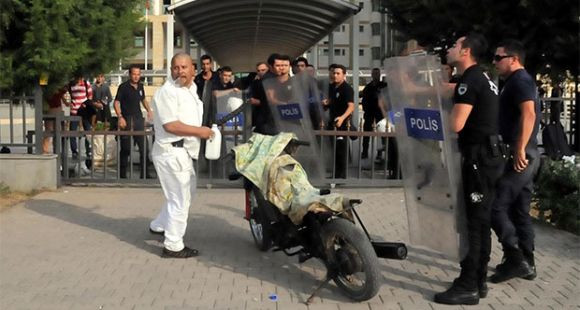 Kobani eylemleri sırasında üzerinde Deli Gaddar yazan palayla üniversitelilere saldıran Süleyman Harmankaya 10 ay hapis cezası aldı