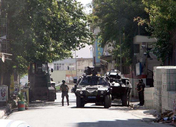 Silvan'da polis teröristlerle çatışıyor - Resim: 0