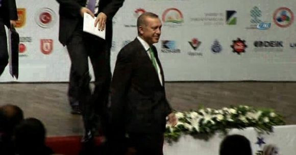 Cumhurbaşkanı Erdoğan tam sahneden inerken... - Resim: 1