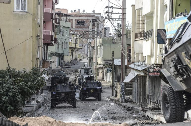 Diyarbakır Silvan'da çıkan çatışmalarda Mehmet Gündüz adlı bir taksi şöforü yaşamını yitirdi.